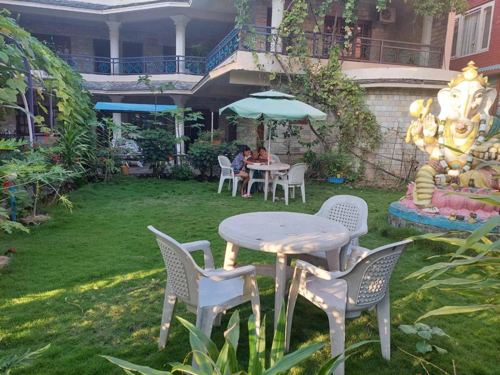 Blue Planet Lodge & Restaurant Pokhara Extérieur photo