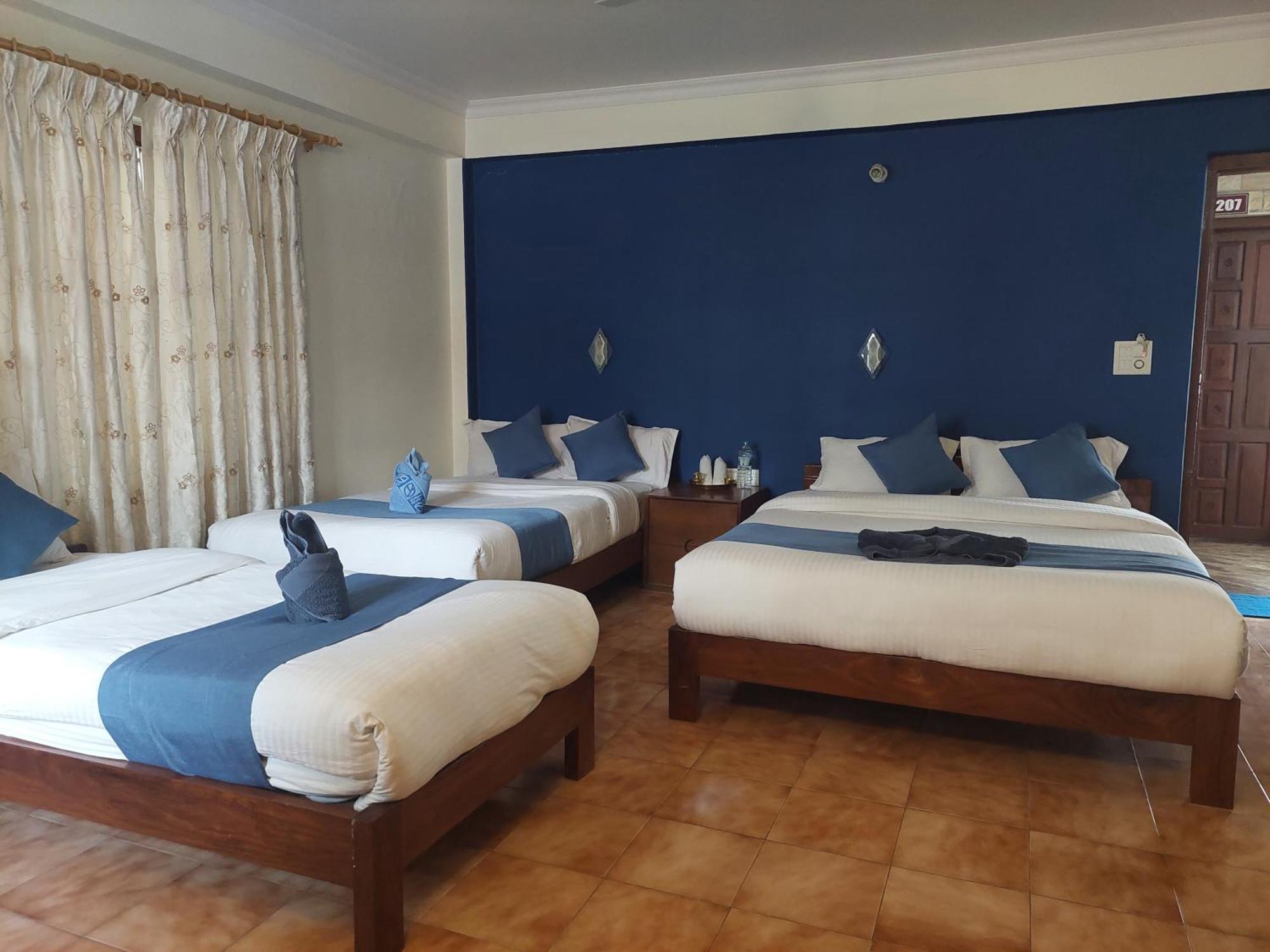 Blue Planet Lodge & Restaurant Pokhara Extérieur photo