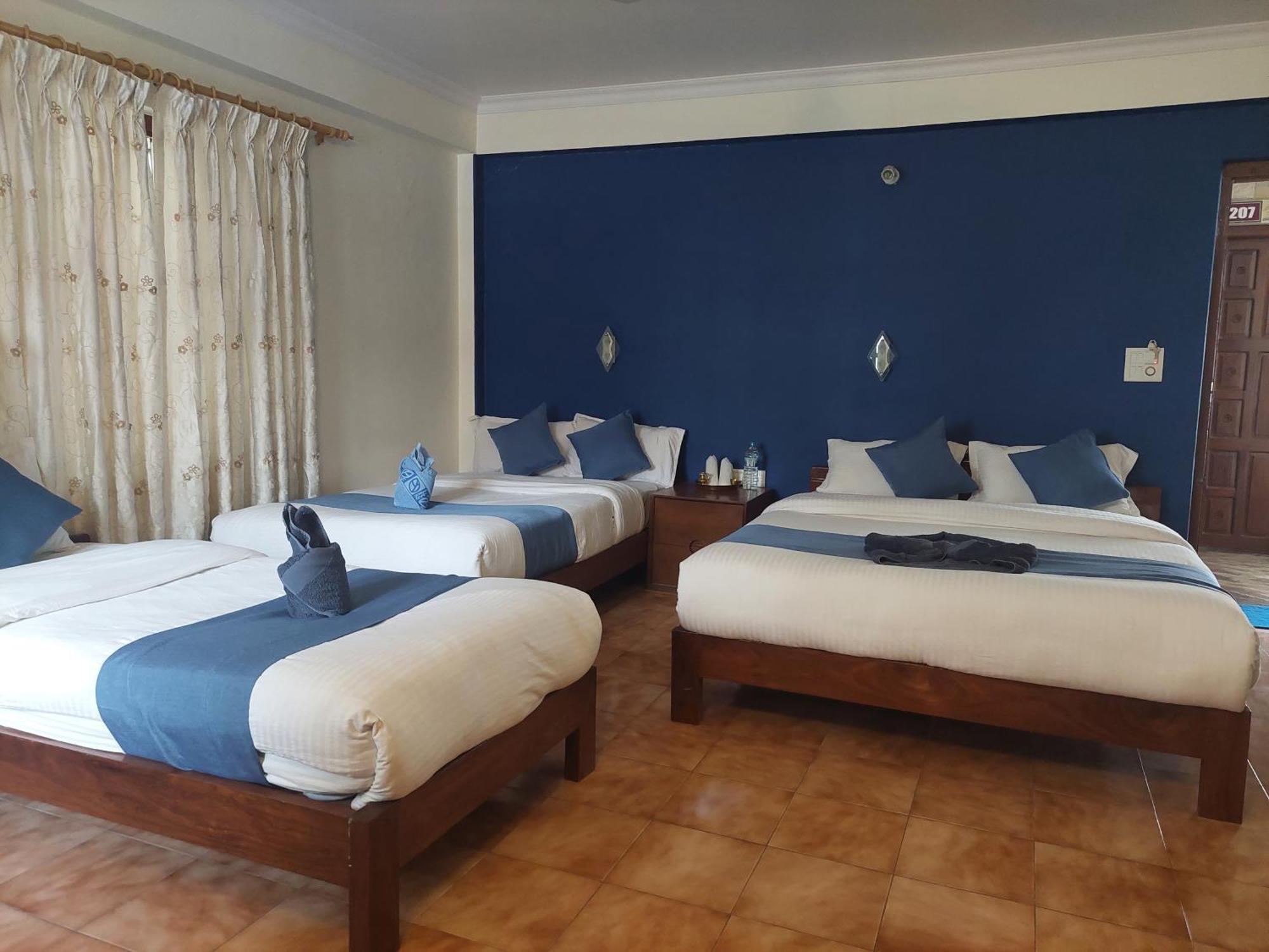 Blue Planet Lodge & Restaurant Pokhara Extérieur photo