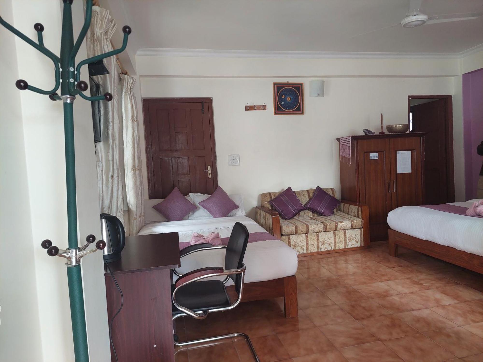 Blue Planet Lodge & Restaurant Pokhara Extérieur photo