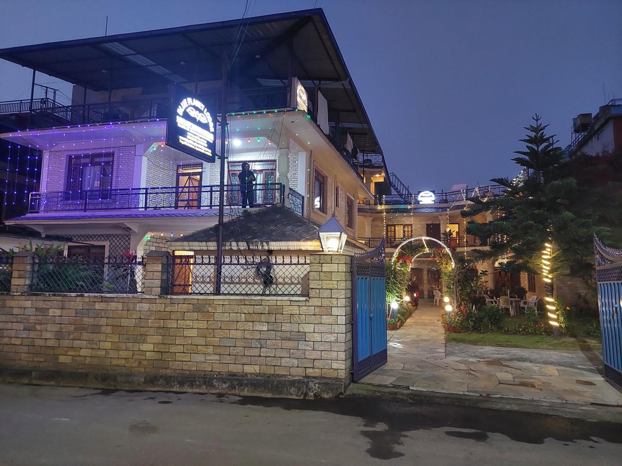 Blue Planet Lodge & Restaurant Pokhara Extérieur photo